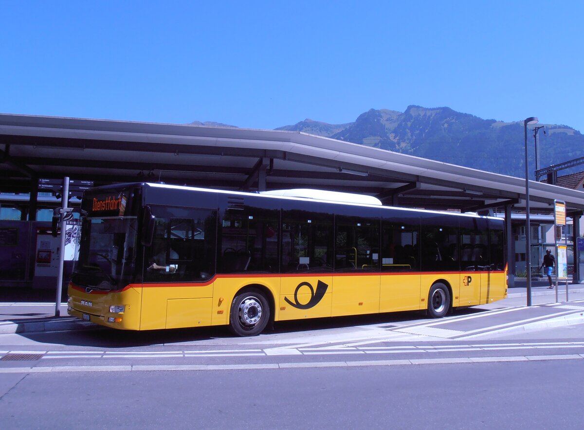 (289'975) - PostAuto Zentralschweiz - OW 26'301/PID 12'338 - MAN (ex Nr. 530; ex Dr. Richard, A-Wien Nr. 1418) am 28. Juli 2026 beim Bahnhof Sarnen