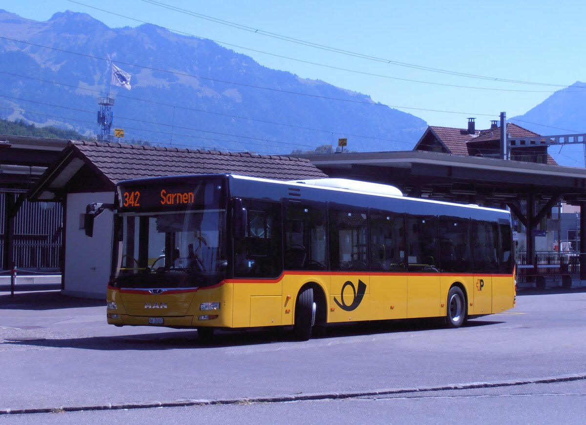 (289'977) - PostAuto Zentralschweiz - OW 26'301/PID 12'338 - MAN (ex Nr. 530; ex Dr. Richard, A-Wien Nr. 1418) am 28. Juli 2026 beim Bahnhof Alpnach-Dorf