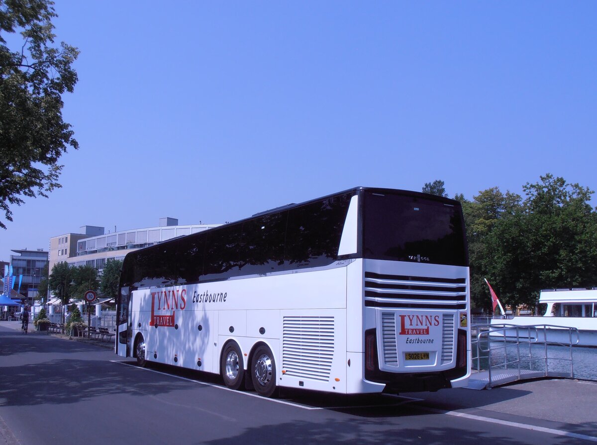 (290'008) - Aus England: Lynns, Eastbourne - SO26 LYN - Van Hool am 30. Juli 2026 bei der Schiffl�ndte Thun