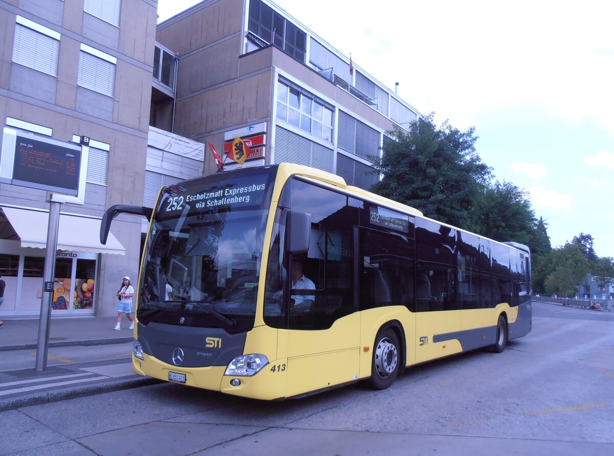 (290'057) - STI Thun - Nr. 413/BE 851'413 - Mercedes am 1. August 2026 beim Bahnhof Thun