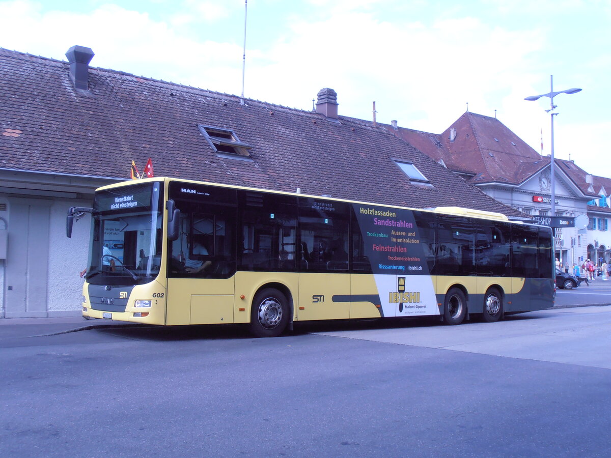 (290'077) - STI Thun - Nr. 602/BE 865'602 - MAN am 3. August 2026 beim Bahnhof Thun