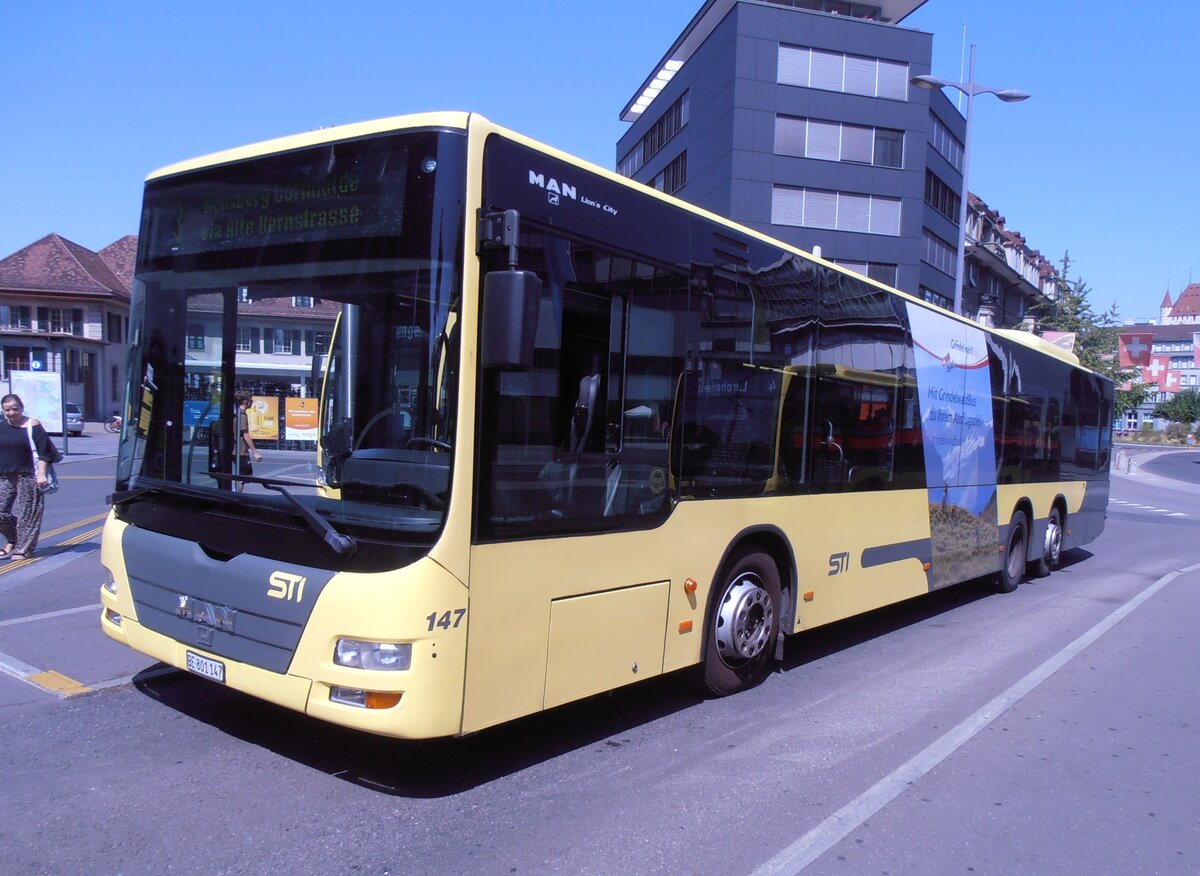 (290'235) - STI Thun - Nr. 147/BE 801'147 - MAN am 13. August 2026 beim Bahnhof Thun