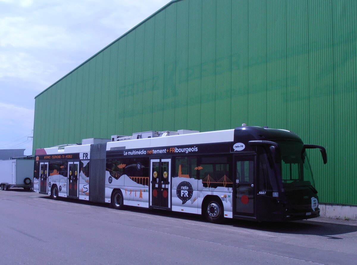 (290'336) - TPF Fribourg - Nr. 6607/FR 301'547 - Hess/Hess Gelenktrolleybus am 15. August 2025 in Kerzers, Interbus
