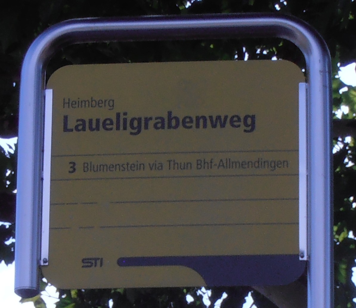 (290'435) - STI-Haltestellenschild - Heimberg, Laueligrabenweg - am 24. August 2026