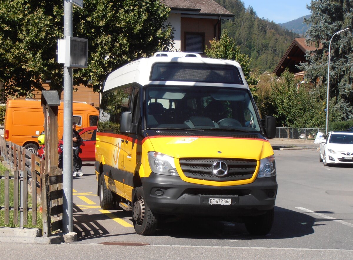 (290'620) - PostAuto Bern - BE 472'866/PID 10'284 - Mercedes am 3. September 2026 beim Bahnhof Wilderswil