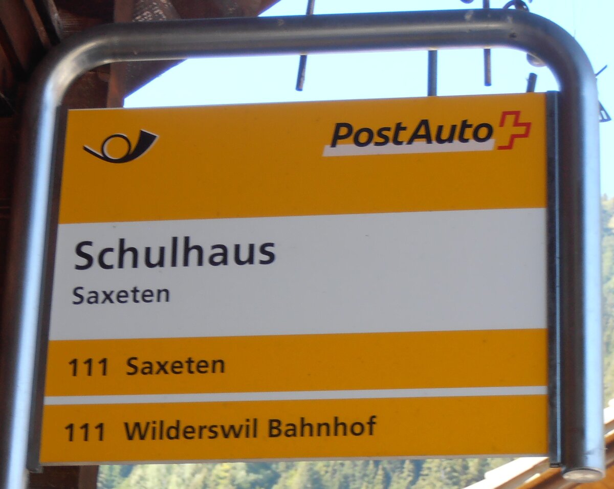 (290'624) - PostAuto-Haltestellenschild - Saxeten, Schulhaus - am 3. September 2026