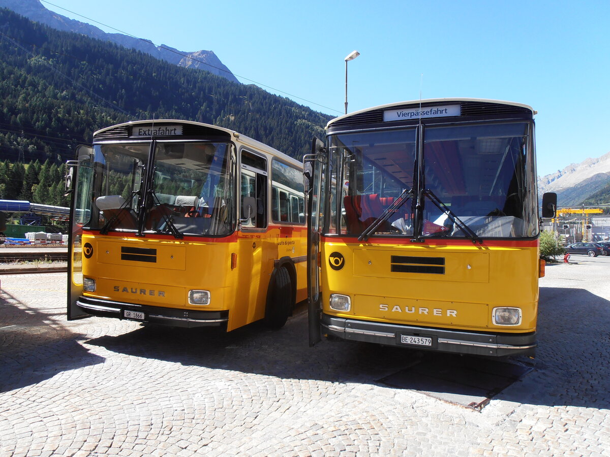 (290'724) - Gaudenz, Andeer - GR 1866 - Saurer/R&J (ex Mark, Andeer PID 2824; ex PostAuto Graub�nden; ex P 24'350) + Krummenacher, Zillis - Nr. 74/BE 243'579 - Saurer/R&J (ex AVG Meiringen Nr. 74/PID 10'683; ex PostAuto Berner Oberland; ex P 24'357) am 6. September 2026 beim Bahnhof Airolo