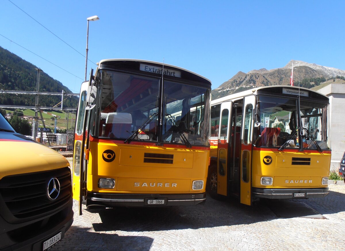 (290'725) - Gaudenz, Andeer - GR 1866 - Saurer/R&J (ex Mark, Andeer PID 2824; ex PostAuto Graub�nden; ex P 24'350) + Krummenacher, Zillis - Nr. 74/BE 243'579 - Saurer/R&J (ex AVG Meiringen Nr. 74/PID 10'683; ex PostAuto Berner Oberland; ex P 24'357) am 6. September 2026 beim Bahnhof Airolo