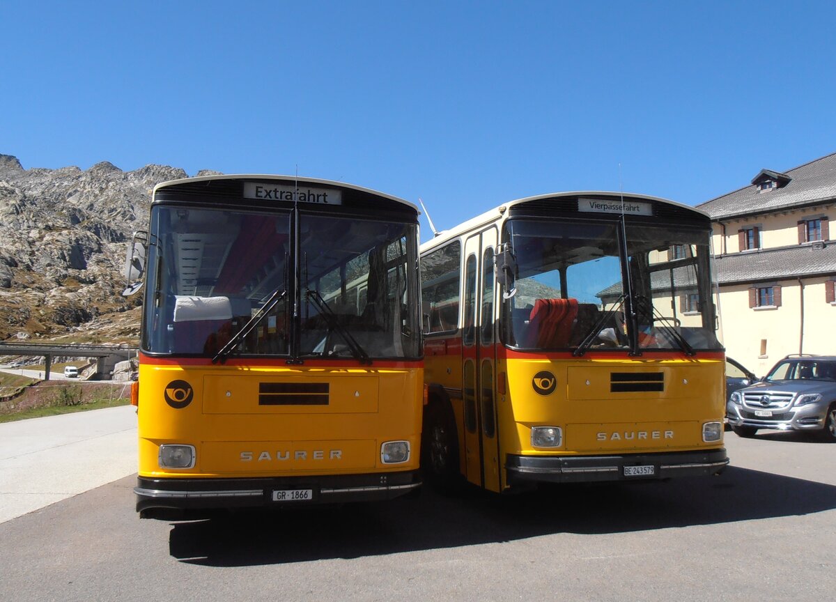 (290'737) - Gaudenz, Andeer - GR 1866 - Saurer/R&J (ex Mark, Andeer PID 2824; ex PostAuto Graub�nden; ex P 24'350) + Krummenacher, Zillis - Nr. 74/BE 243'579 - Saurer/R&J (ex AVG Meiringen Nr. 74/PID 10'683; ex PostAuto Berner Oberland; ex P 24'357) am 6. September 2026 in Gotthard, Passh�he