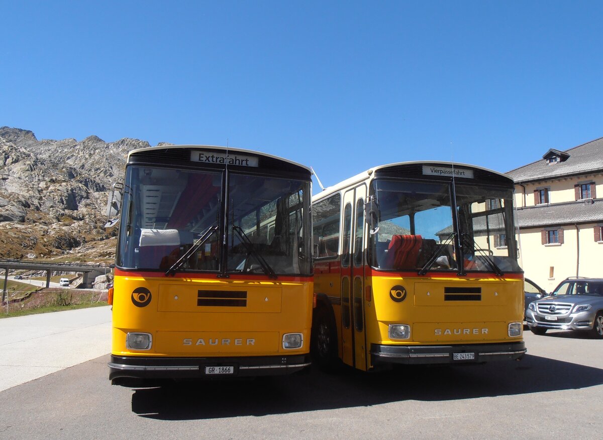 (290'738) - Gaudenz, Andeer - GR 1866 - Saurer/R&J (ex Mark, Andeer PID 2824; ex PostAuto Graub�nden; ex P 24'350) + Krummenacher, Zillis - Nr. 74/BE 243'579 - Saurer/R&J (ex AVG Meiringen Nr. 74/PID 10'683; ex PostAuto Berner Oberland; ex P 24'357) am 6. September 2026 in Gotthard, Passh�he