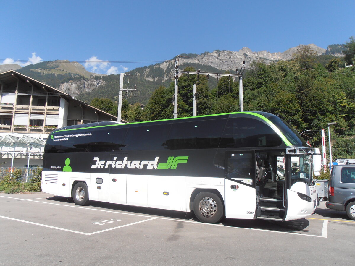 (290'761) - Dr. Richard, Oberengstringen - Nr. 5092/ZH 364'398 - Neoplan am 8. September 2026 beim Bahnhof Brienz