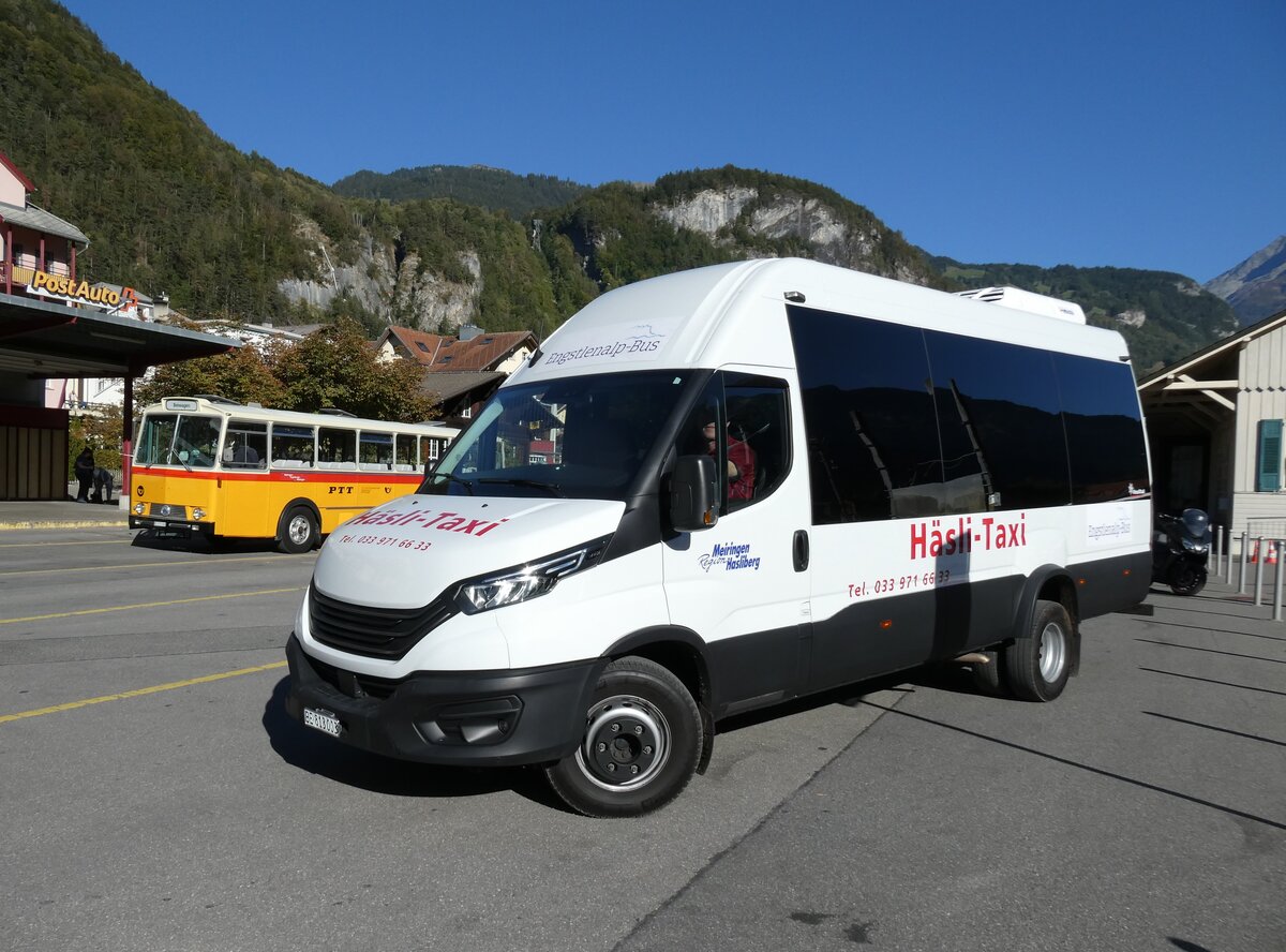 (291'230) - Schaad, Wasserwendi - BE 813'003 - Iveco am 27. September 2026 beim Bahnhof Meiringen