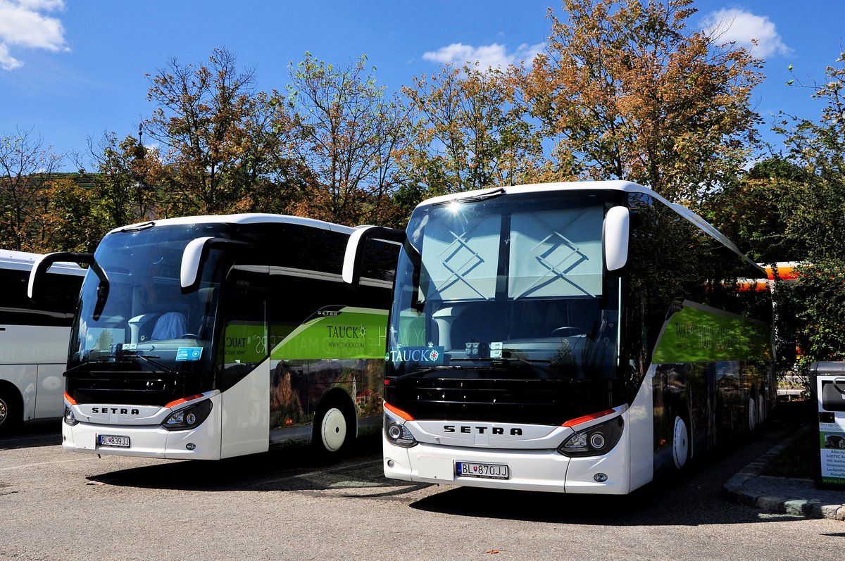 2mal Setra 516 HD von Tauck Tours (Blaguss) aus der SK in Krems gesehen.