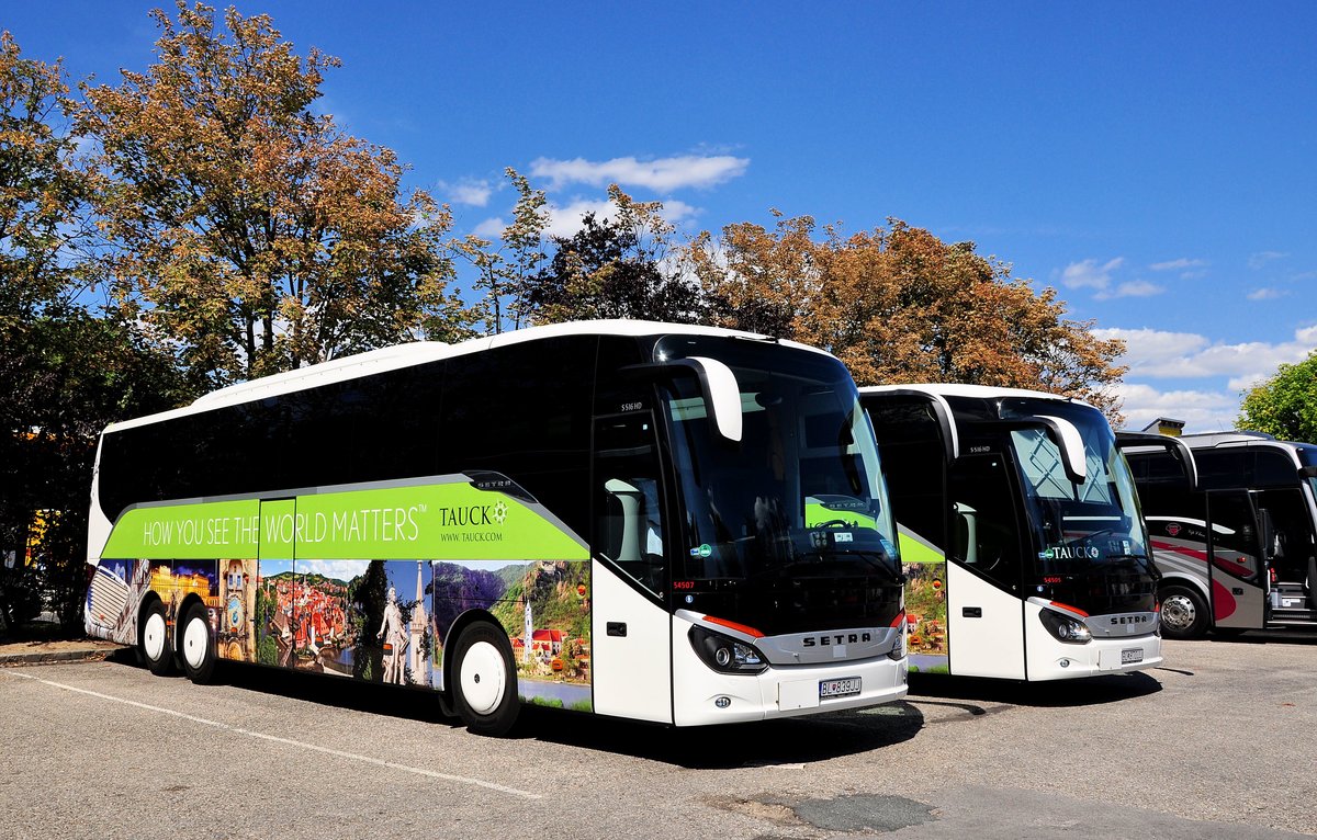 2mal Setra 516 HD von Tauck Tours (Blaguss) aus der SK in Krems gesehen.