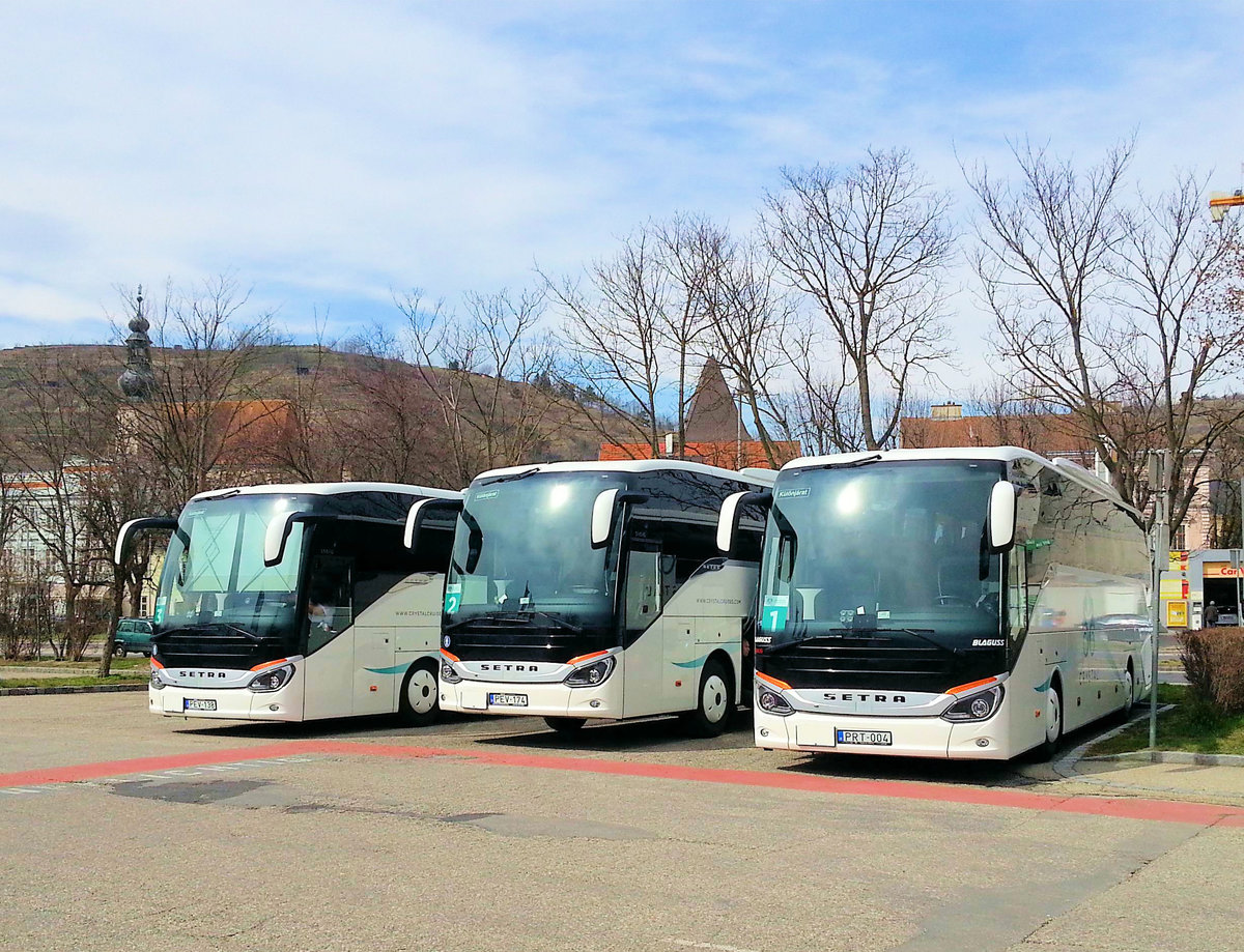 3 Setra 515 HD von Crystal Reisen (Blaguss) aus Ungarn,sogenannte  Schiffbegleiter  2017 in Krems.