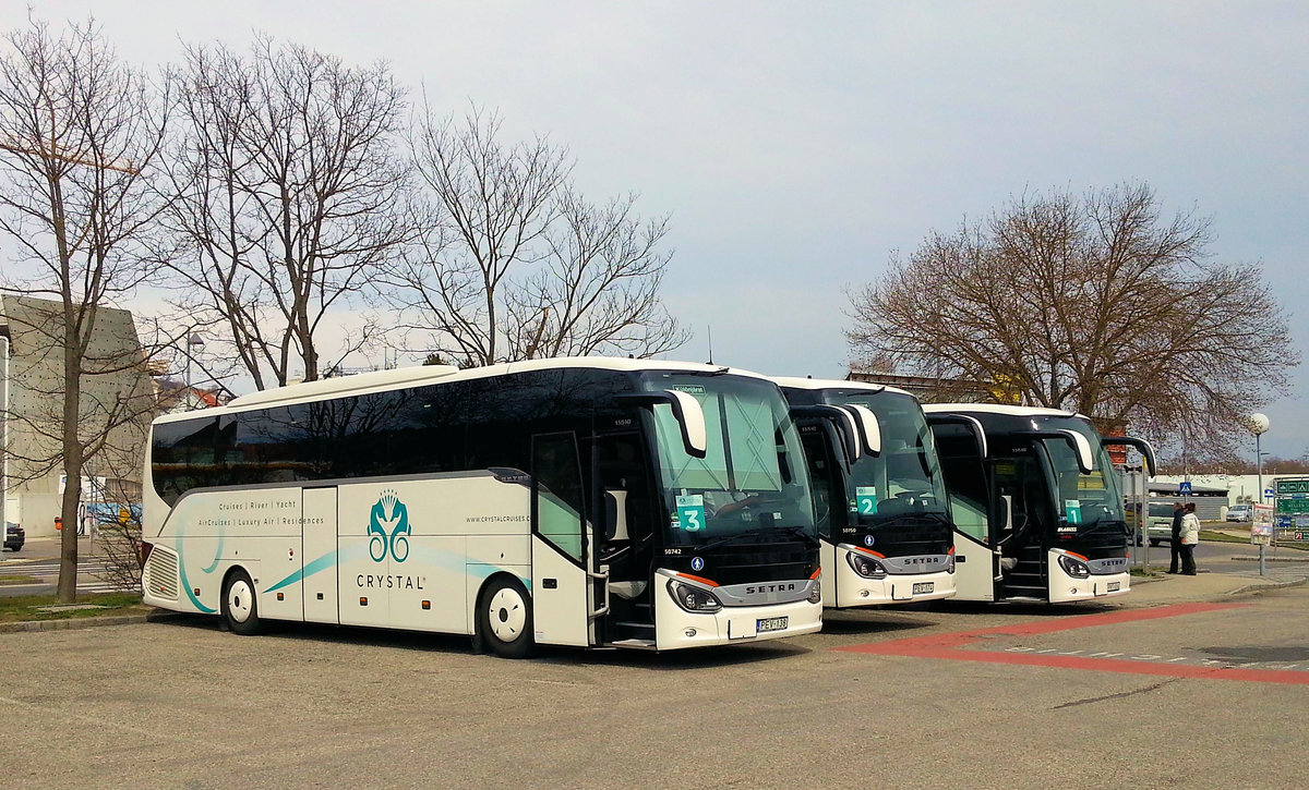 3 Setra 515 HD von Crystal Reisen (Blaguss) aus Ungarn,sogenannte  Schiffbegleiter  2017 in Krems.