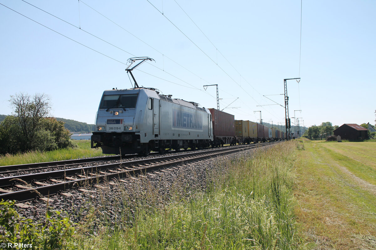386 018-6 zieht mit einem Containerzug bei Oberdachstetten in Richtung Norden. 08.06.24