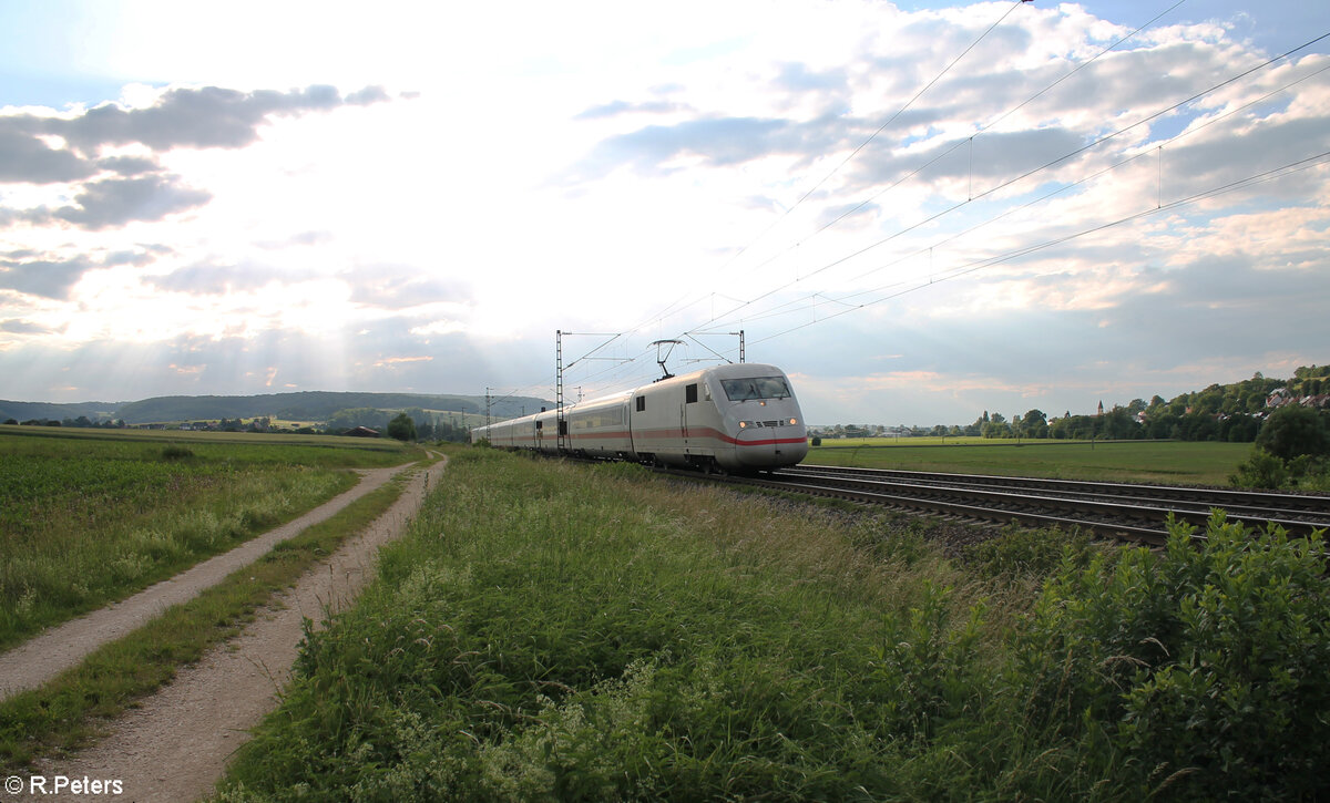 402 007-9  Magdeburg  als Unbekannten ICE bei Treuchtlingen in Richtung Süden. 10.06.24