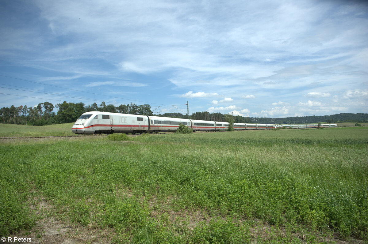 402 033  Ulm  + 402 029  Templin  als ICE588/538 München - Hamburg Harburg / München Oldenburg (Olb) bei Oberdachstetten. 08.06.24