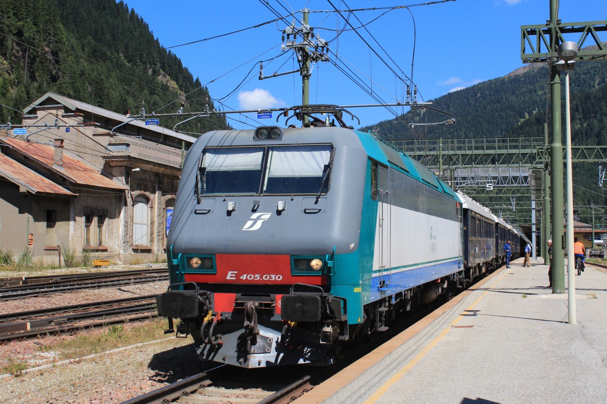 405 030 �bernahm am 16. August 2013 im Bahnhof von  Brenner  den  Orient-Express .