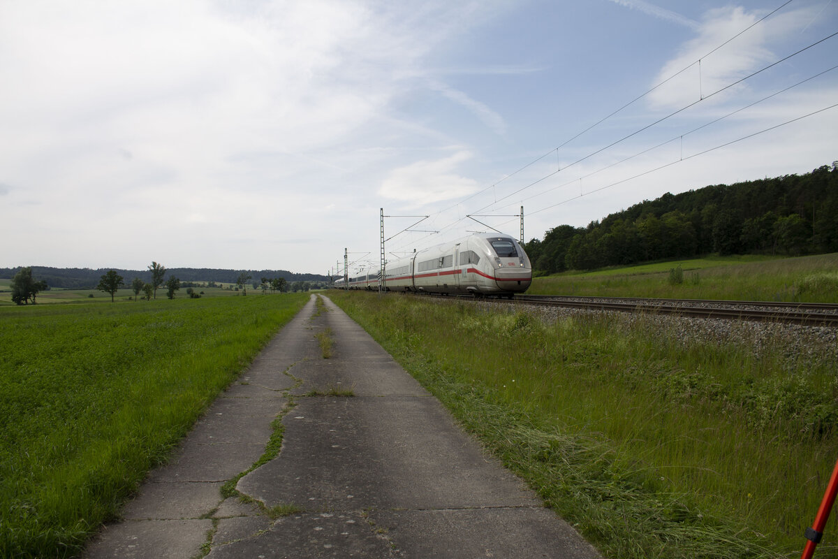 407 501 als ICE 529 Dortmund - München bei Oberdachstetten. 08.06.24