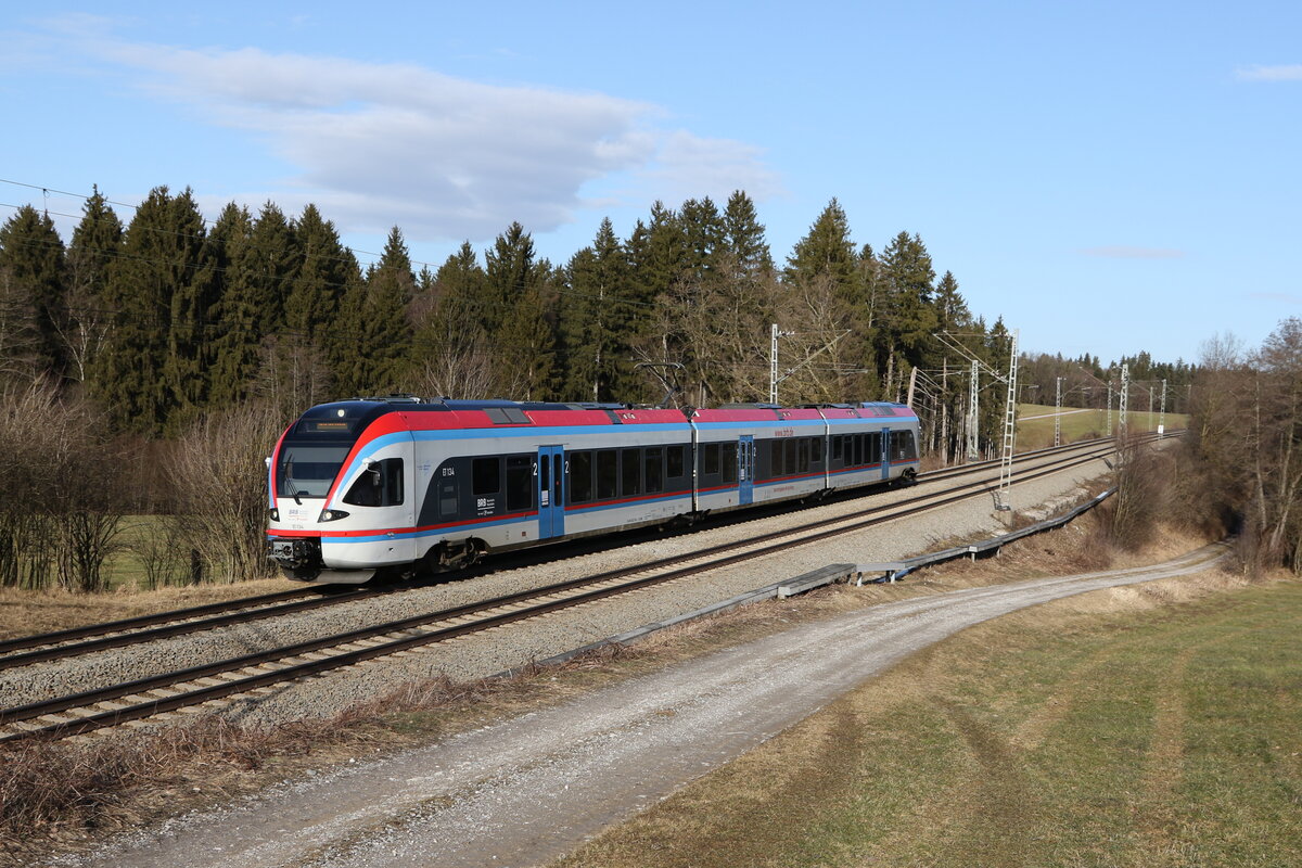 427 134 auf dem Weg nach M�nchen am 14. Februar 2022 bei Grabenst�tt im Chiemgau.