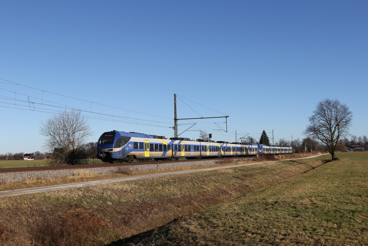 430 001 und 430 015 waren am 10. Dezember 2025 bei �bersee am Chiemsee in Richtung M�nchen unterwegs.