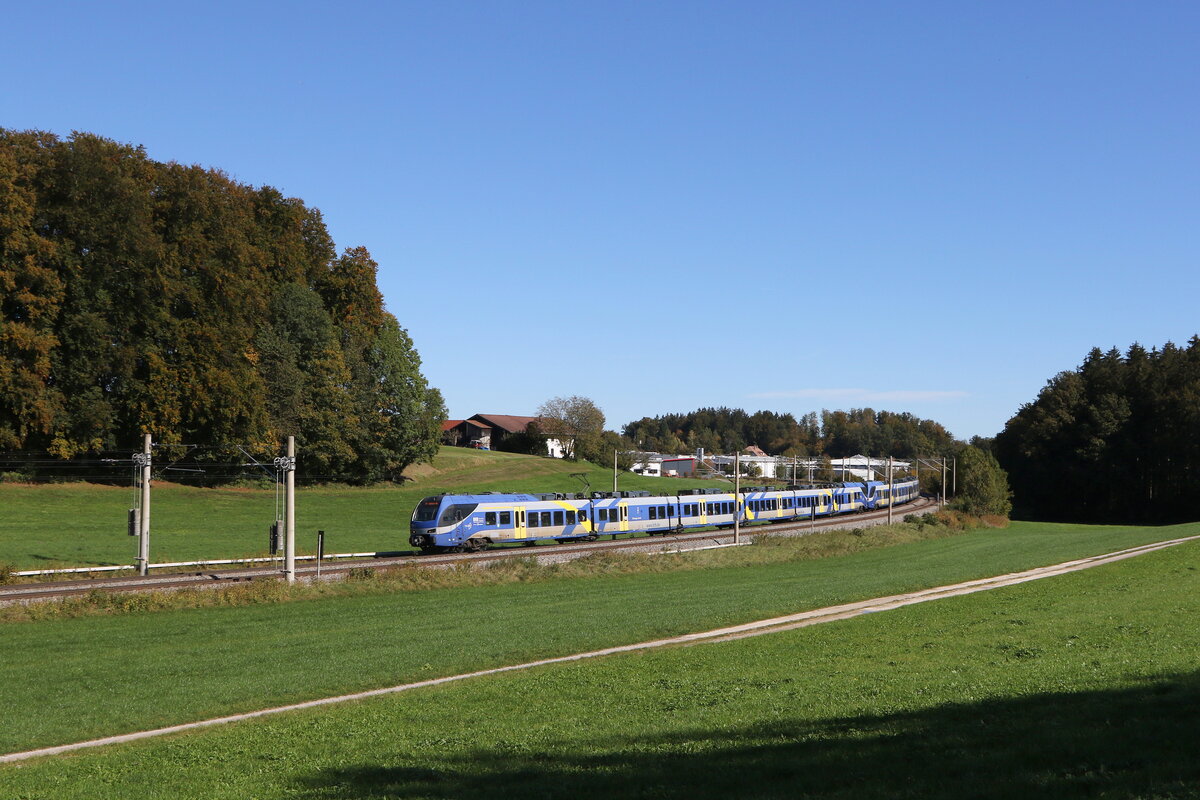 430 002 und 430 023 auf dem Weg nach M�nchen am 9. Oktober 2024 bei Axdorf.