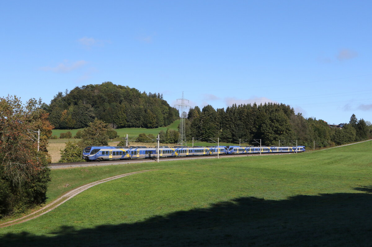 430 004 und 430 022 waren am 6. Oktober 2024 bei Axdorf auf dem Weg nach M�nchen.