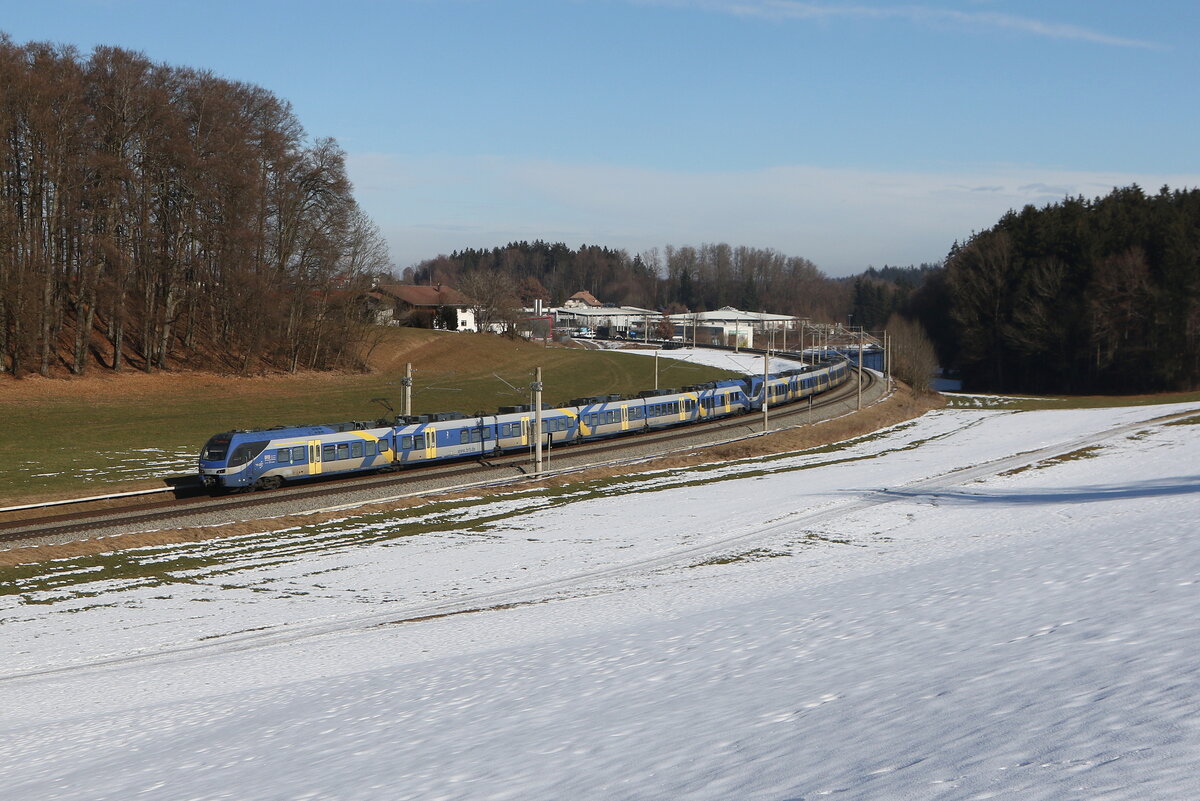 430 005 und 430 006 waren am 3. Februar 2026 bei Axdorf im Chiemgau in Richtung M�nchen unterwegs.