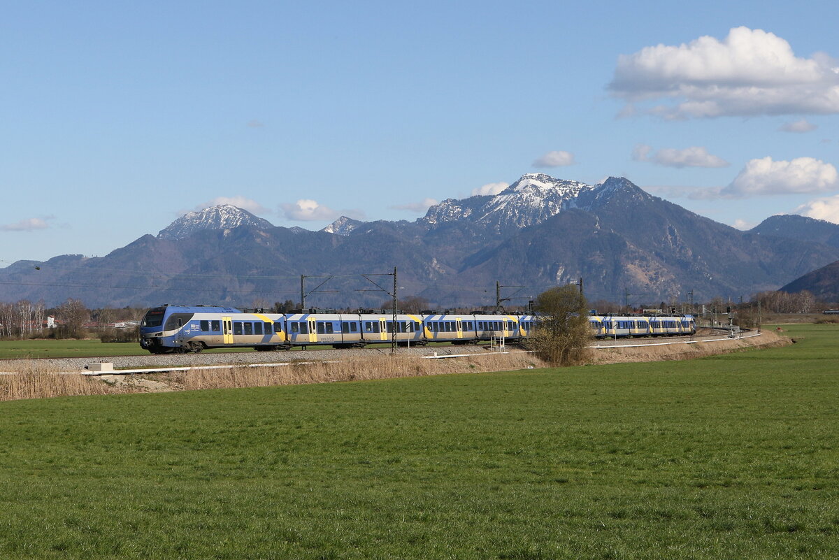 430 005 und 430 019 unterwegs in Richtung M�nchen. Aufgenommen am 8. April 2025 bei Bernau am Chiemsee.