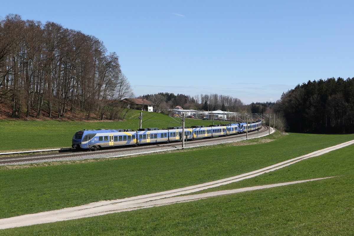 430 005 und 430 019 waren am 8. April 2025 bei Axdorf in Richtung M�nchen unterwegs.