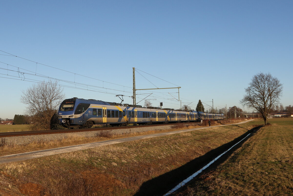430 005 und 430 019 waren am 19. Dezember 2025 bei �bersee am Chiemsee in Richtung M�nchen unterwegs.