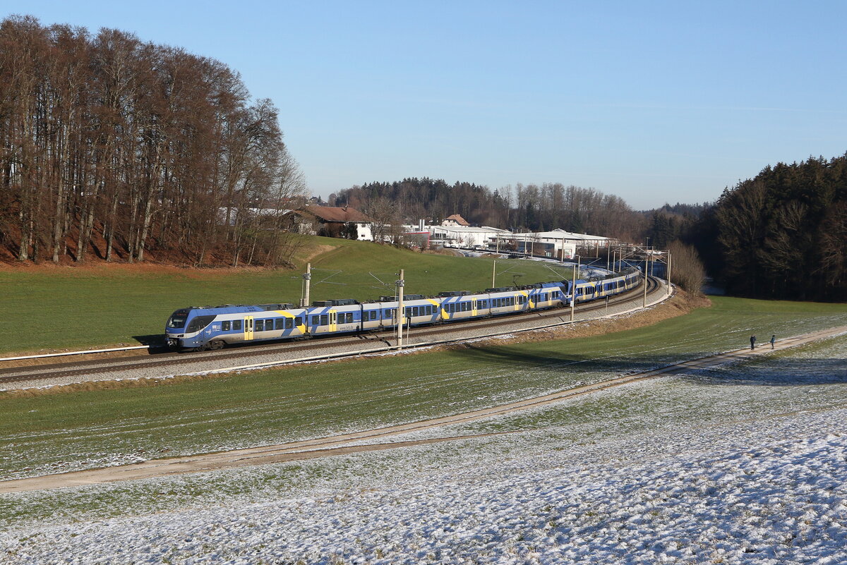 430 006 und 430 027 waren am 27. Dezember 2024 bei Axdorf in Richtung M�nchen unterwegs.