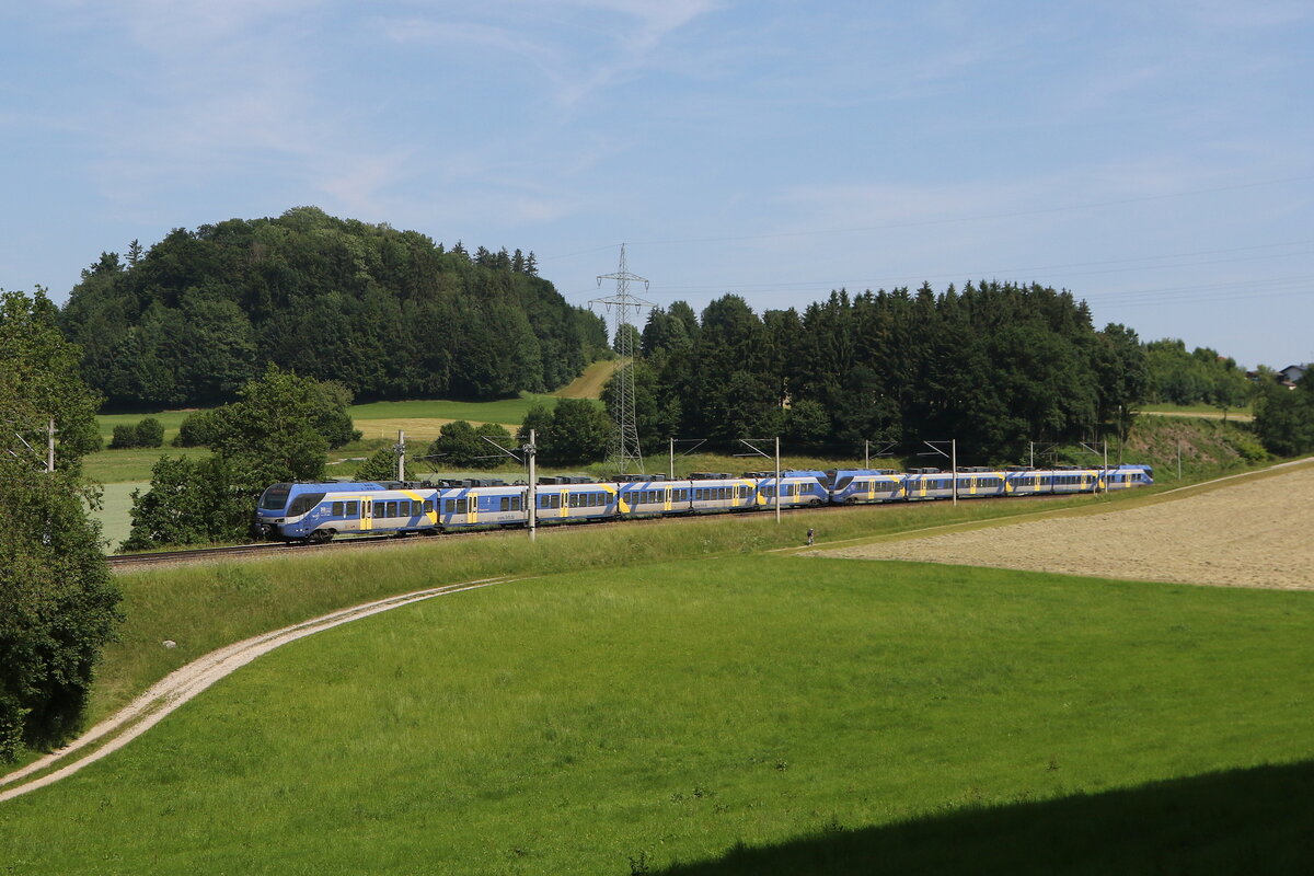 430 008 und 430 011 aus Salzburg kommend am 13. Juni 2025 bei Vachendorf.