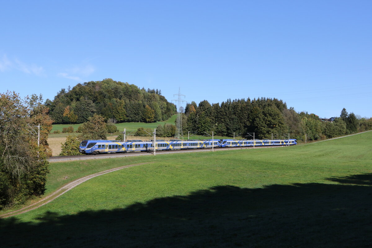 430 008 und 430 013 waren am 9. Oktober 2024 bei Axdorf in Richtung M�nchen unterwegs.