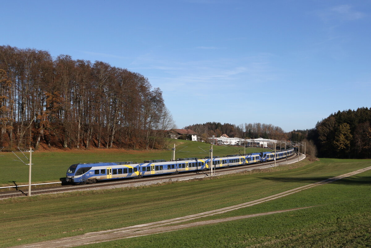 430 008 und 430 023 waren am 25. November 2024 bei Axdorf in Richtung M�nchen unterwegs.