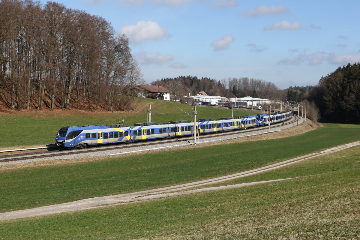 430 010 und 430 025 waren am 18. Februar 2024 bei Axdorf im Chiemgau auf dem Weg nach M�nchen.