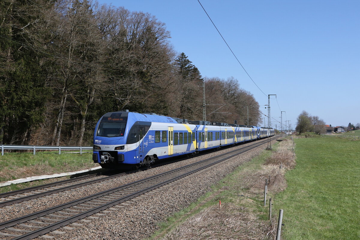 430 0116 und 430 008 aus Salzburg kommend am 11. April 2025 bei Hufschlag im Chiemgau.