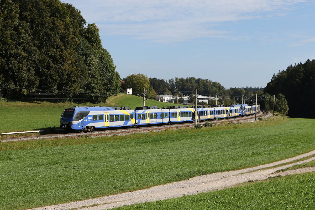 430 012 war am 3. Oktober 2023 bei Axdorf in Richtung M�nchen unterwegs.