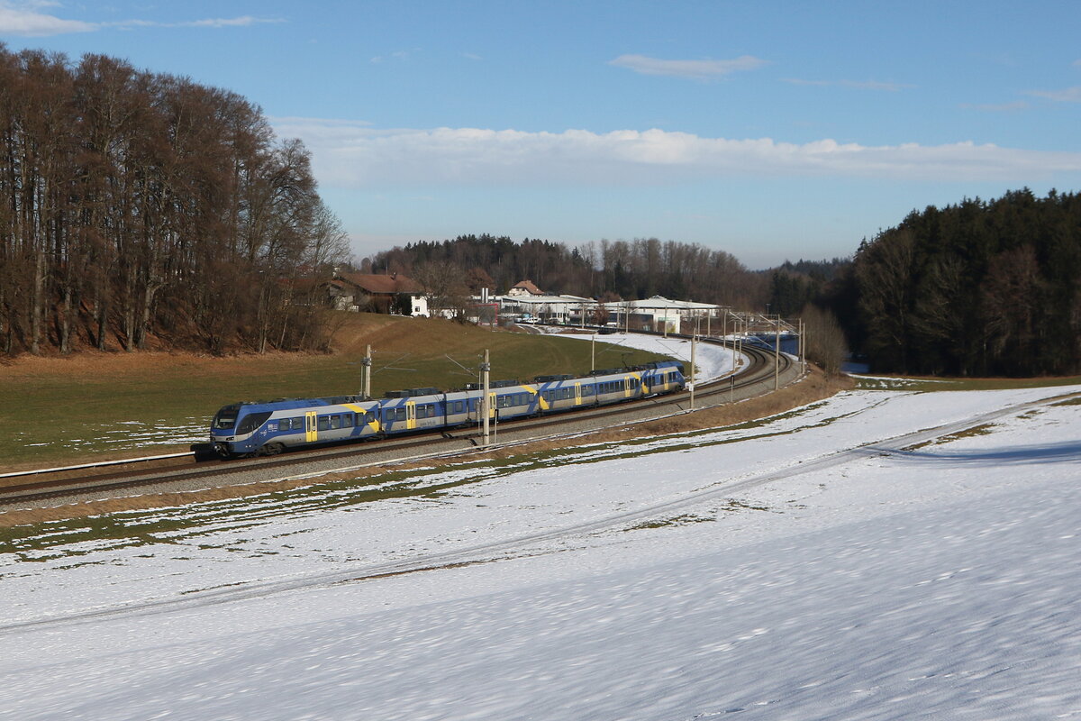 430 012 war am 3. Februar 2026 bei Axdorf in Richtung Rosenheim unterwegs.
