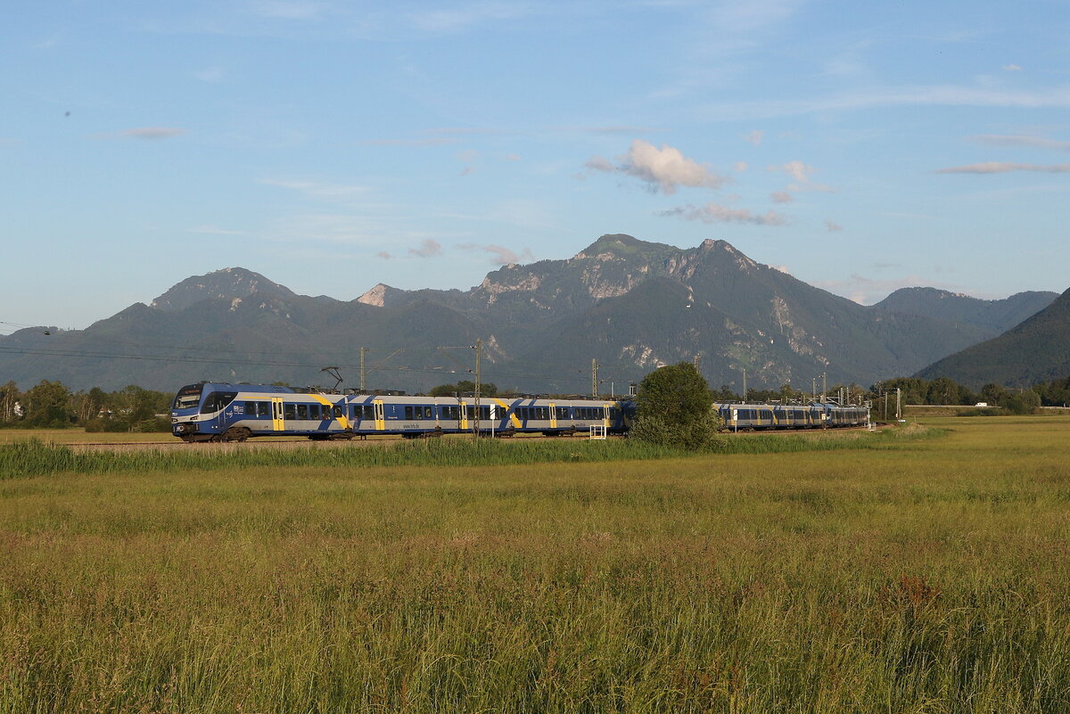 430 013, 430 015 und 430 024 waren am 16. Juni 2024 bei Bernau am Chiemsee in Richtung M�nchen unterwegs.