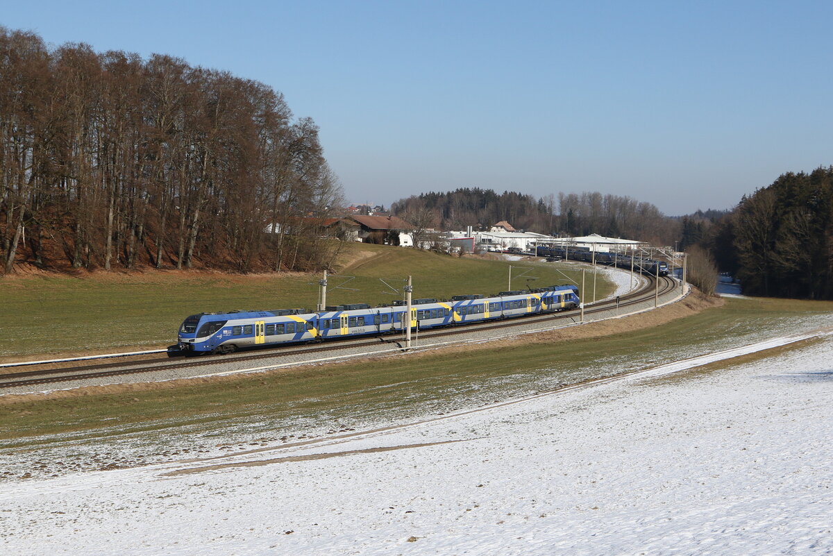 430 013 war am 19. Februar 2025 bei Axdorf in Richtung Rosenheim unterwegs.