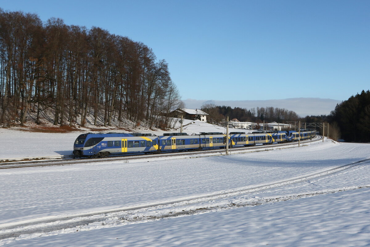 430 014, 430 007 und 430 026 waren am 9. Dezember 2023 bei Axdorf im Chiemgau auf dem Weg nach M�nchen.
