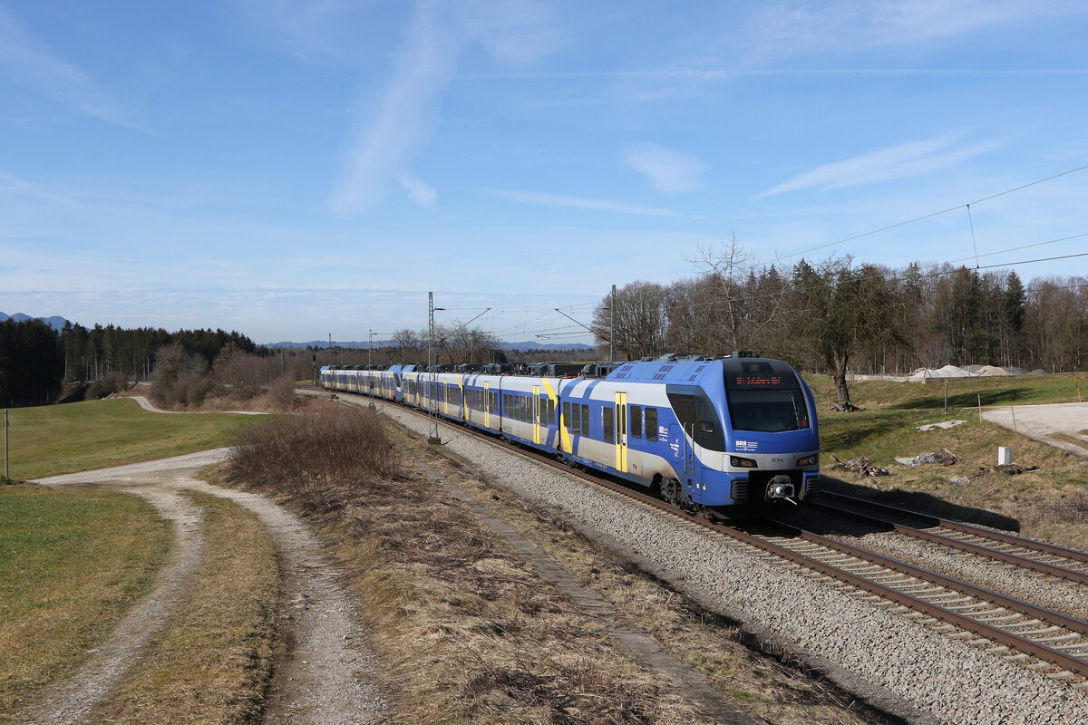 430 014 auf dem Weg nach Salzburg am 22. Februar 2023 bei H�tt im Chiemgau.