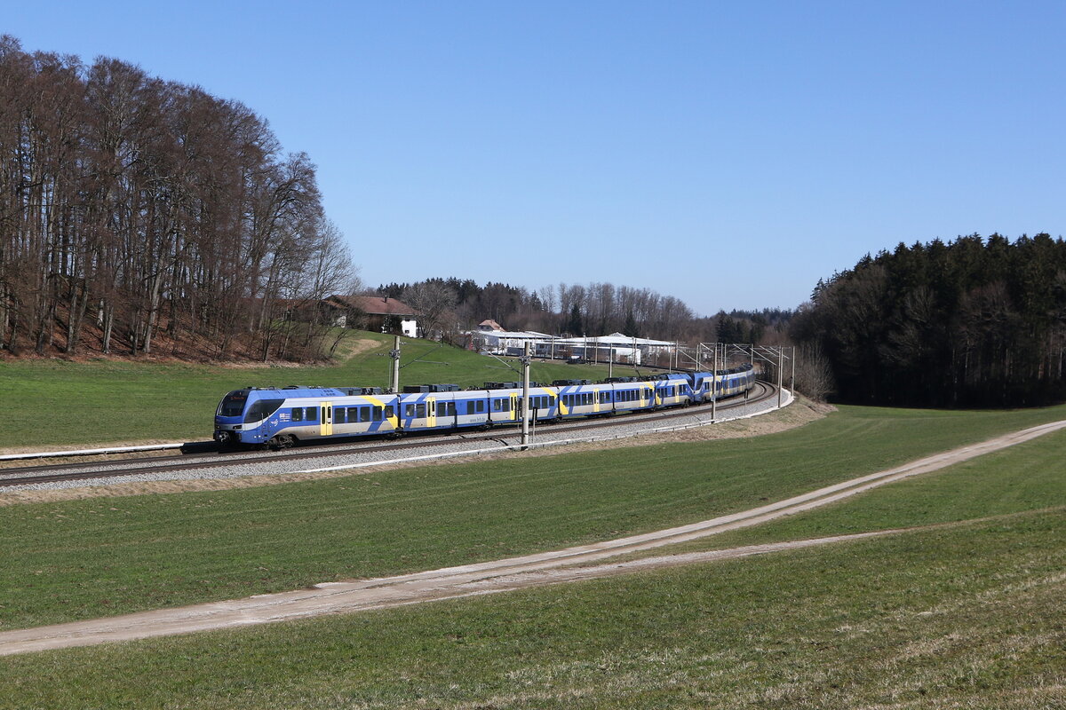 430 015 und 430 007 aus Salzburg kommend am 19. M�rz 2025 bei Axdorf im Chiemgau.