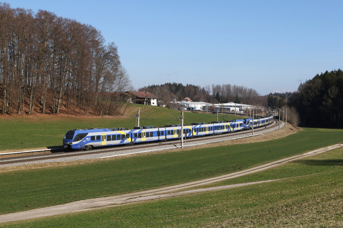 430 016 und 430 003 waren am 18. Februar 2024 bei Axdorf in Richtung M�nchen unterwegs.