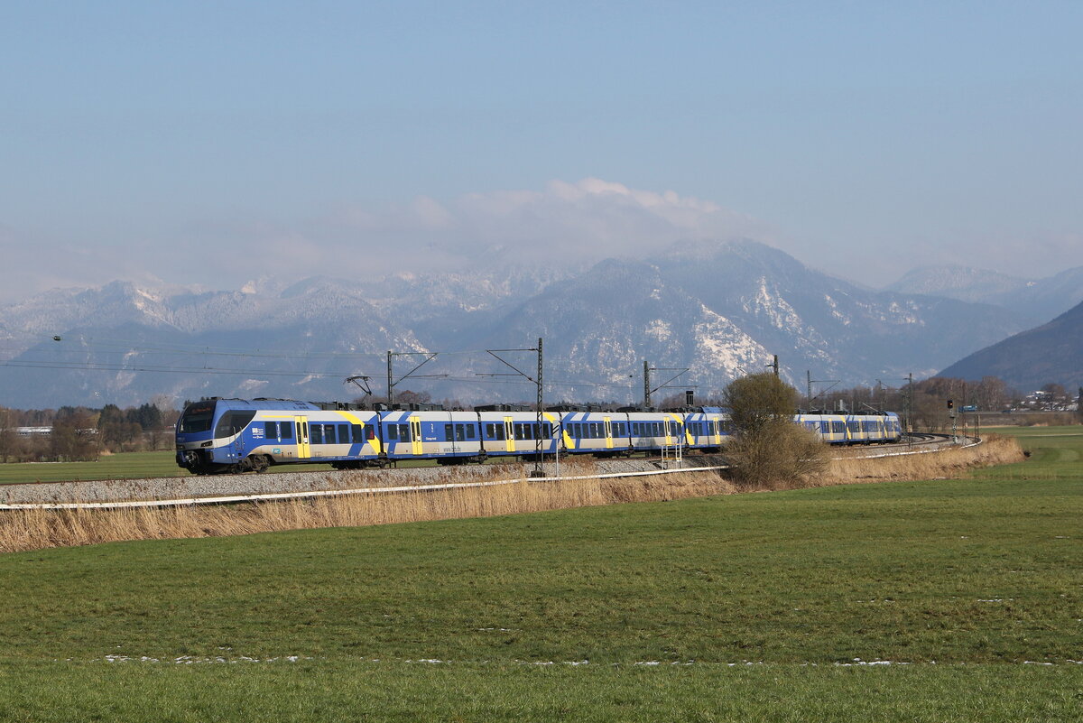 430 016 auf dem Weg nach M�nchen am 4. April 2022 bei Bernau am Chiemsee.
