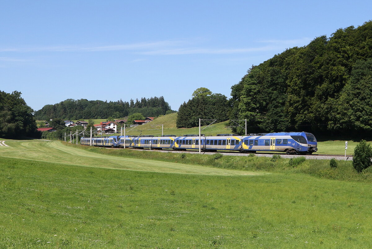 430 018 und 430 002 aus M�nchen kommend am 25. Juni 2025 bei Axdorf.