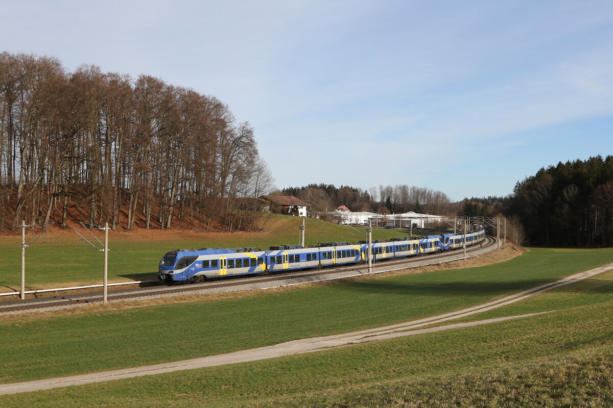 430 018 und 430 008 auf dem Weg nach M�nchen am 28. Dezember 20223 bei Axdorf im Chiemgau.